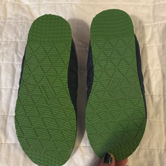 Teva kids camp shoes size 4 (big kid)