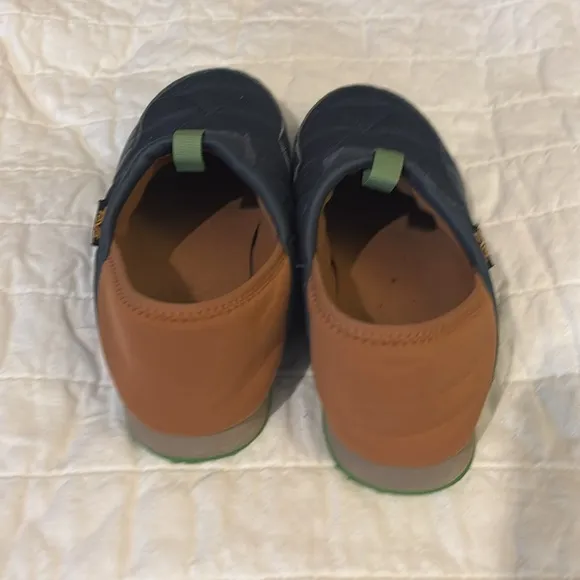 Teva kids camp shoes size 4 (big kid)